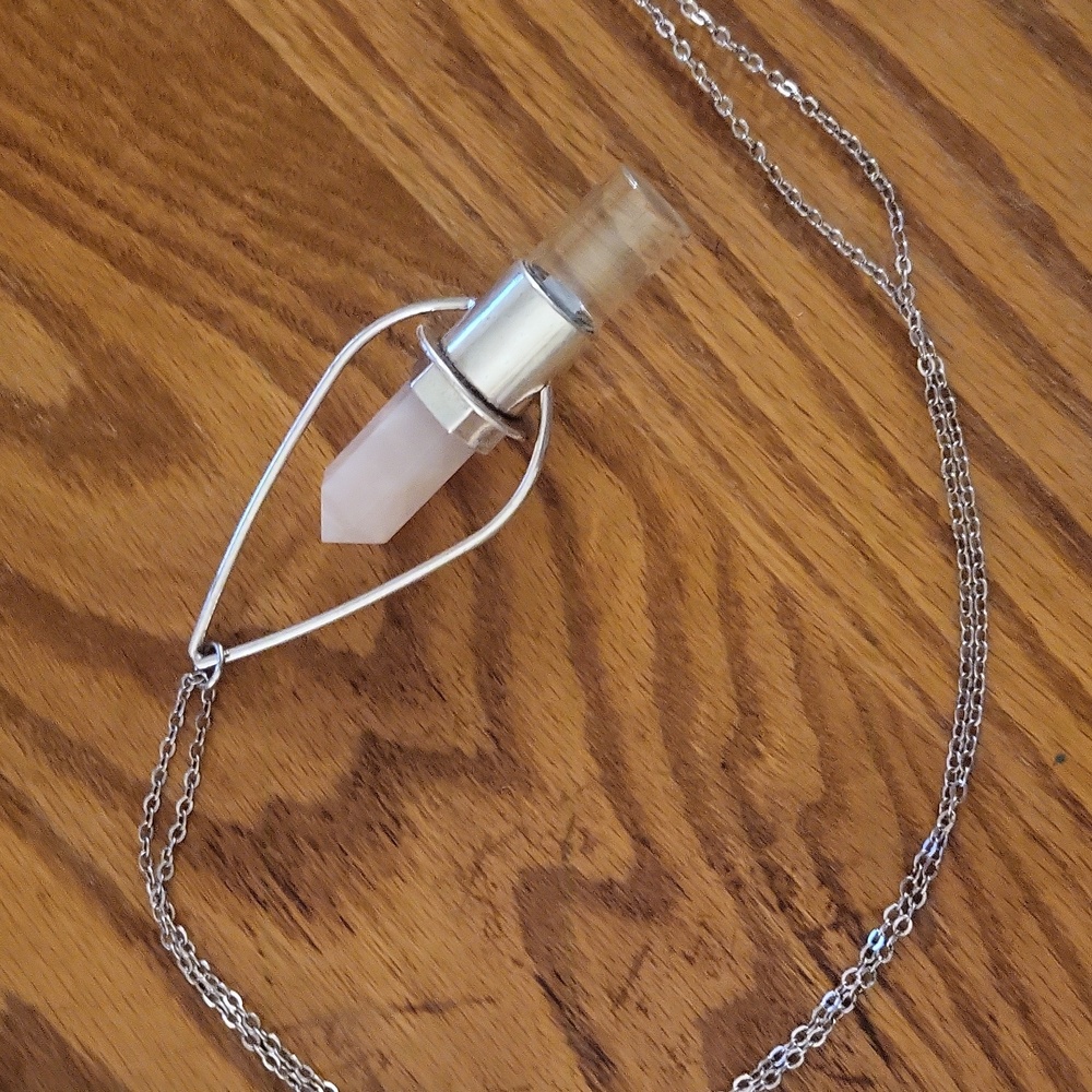 Necklace/essential oils diffuser